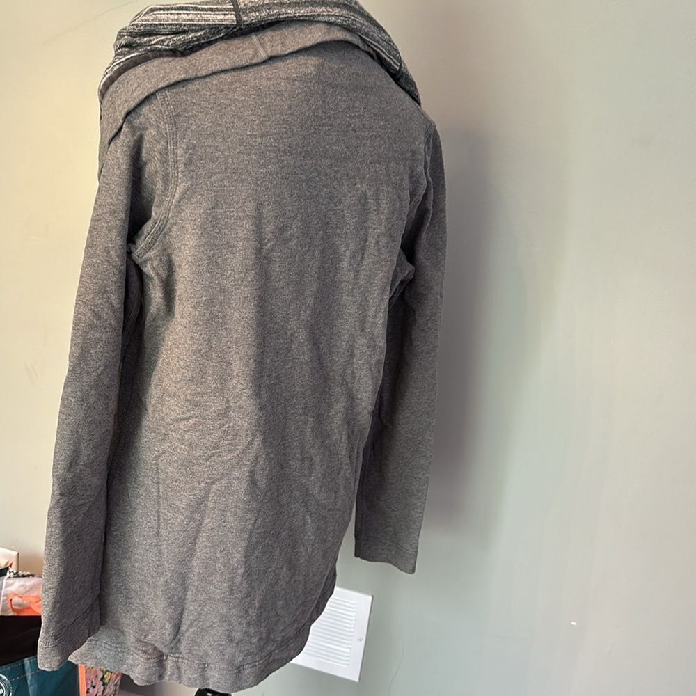 Lululemon size 8 pullover wrap - Picture 2 of 2